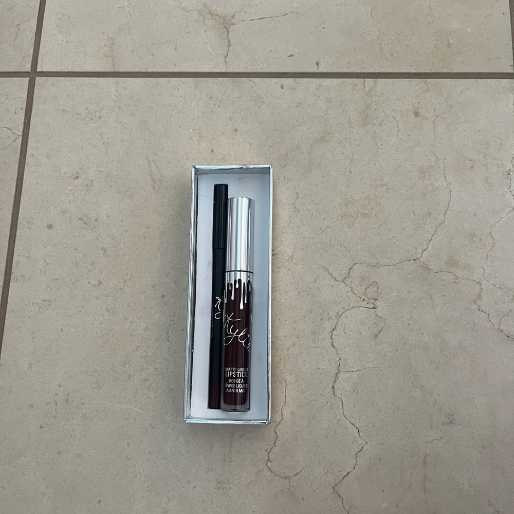 Kylie cosmetics Matte liquid lipstick holiday edition with lip liner
